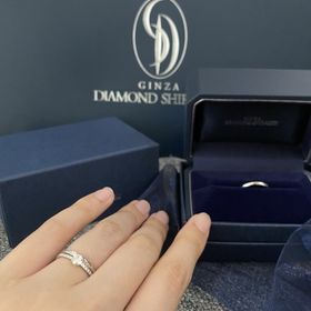 【銀座ダイヤモンドシライシの口コミ】 　カルティエの婚約指輪と重ね付けをすることを考えて購入しました。重ね…