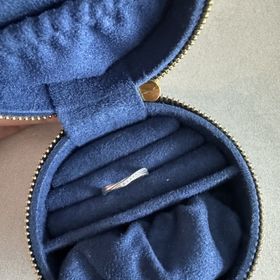 【銀座ダイヤモンドシライシの口コミ】 指が短いので当初からVカットデザインを探していました。
実際店舗で何個…