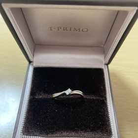 【アイプリモ(I-PRIMO)の口コミ】 彼が普段は指輪をつけないとのことだったので、2色に２つのダイヤのデザイ…