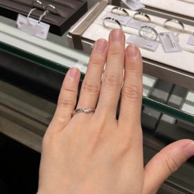 【アイプリモ(I-PRIMO)の口コミ】 斜めにダイヤが光るようなデザインを探していました。
わたしはリングのサ…