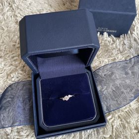 【銀座ダイヤモンドシライシの口コミ】 ウェーブのカーブになっていて、指が綺麗に見えます。
ダイヤモンドが真ん…