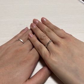 【4℃ BRIDAL(ヨンドシーブライダル)の口コミ】 シンプルで良い。ウェーブが入っていて女性は指が細く、綺麗に見えるらし…