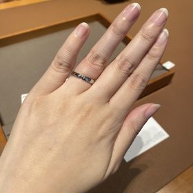 【エルメス(HERMES)の口コミ】 さりげないダイヤモンドと、デザイン性のある形がオシャレで、他にはない…