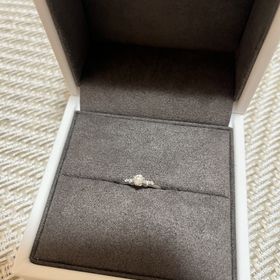 【TOWA(永遠)の口コミ】 シンプルで可愛らしいデザインです。真ん中のダイヤの両側にもダイヤがあ…