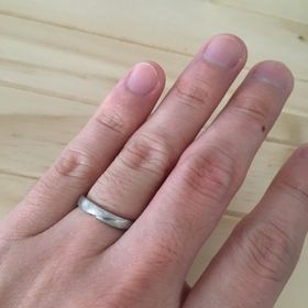 【JEWELRY  KAMATA(ジュエリーかまた)の口コミ】 主張し過ぎず、シンプル過ぎないデザインで気に入りました。よく見ると面…