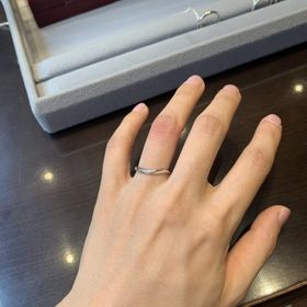 【ケイウノ ブライダル(K.UNO BRIDAL)の口コミ】 指の関節の太さにコンプレックスがあり、それが目立ちにくいデザインとし…
