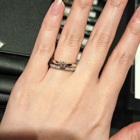 【銀座ダイヤモンドシライシの口コミ】 シンプルな一粒ダイヤモンドの輝きがとても美しい。爪留めで固定されてい…
