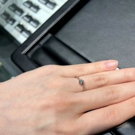 【ラザール ダイヤモンド(LAZARE DIAMOND)の口コミ】 ダイモンドが際立つシンプルなリングのデザインが気に入りました。
高グレ…