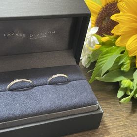 【ラザール ダイヤモンド(LAZARE DIAMOND)の口コミ】 ラインが入っていて、他とは被らないデザインと思い選びました。
細身のリ…