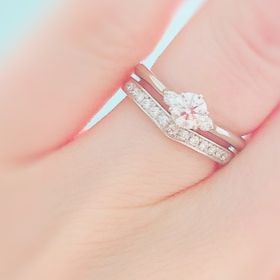 【エクセルコダイヤモンド(EXELCO DIAMOND)の口コミ】 絶妙なVラインで細目のデザインなので、婚約指輪単体でつけると華奢で指が…