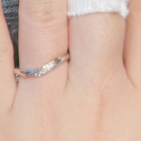 【ケイウノ ブライダル(K.UNO BRIDAL)の口コミ】 ウェーブのデザイン、ダイヤモンドは少なめでシンプルめのもの、流線的な…