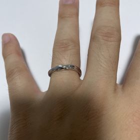 【銀座ダイヤモンドシライシの口コミ】 ねじれている部分があり、そこから半分に分けてデザインが変わっています…