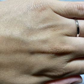 【銀座ダイヤモンドシライシの口コミ】 重くなく、シンプルでつけやすいと思います。そもそも色々な種類があり、…