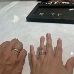 【BIJOUPIKO(ビジュピコ)の口コミ】 ダイヤ周りをつめでとめている感じとは違い、ミル打ちで全体を囲んでいる…