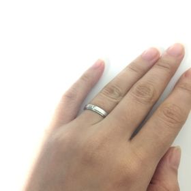 【CAFERING(カフェリング)の口コミ】 主人は、曲線的でなく直線的なシンプルな指輪を希望していました。
ブラン…