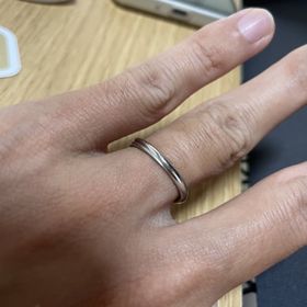 【ケイウノ ブライダル(K.UNO BRIDAL)の口コミ】 非常にシンプルなデザインにもかかわらず、指輪自体少しウェーブが掛かっ…