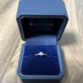 【銀座ダイヤモンドシライシの口コミ】 真ん中のダイヤモンドが映えるような形で左右に小さなダイヤモンドがあり…