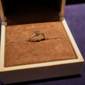 【BIJOUPIKO(ビジュピコ)の口コミ】 妻が重ね付けができる指輪がいいと言っていたので、結婚指輪との相性で選…