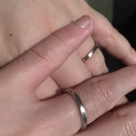 【uchimari(ウチマリ)の口コミ】 私たち2人はお互い作りたい指輪が違ったので、素材からお店の方に色々見せ…