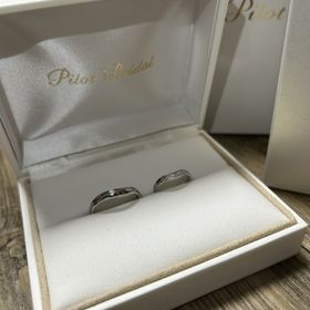 【PILOT BRIDAL(パイロットブライダル)の口コミ】 散りばめられたダイヤがとても綺麗です。
曲線タイプでデザイン製があり手…