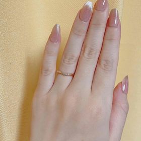 【Foulason(フレゾン)の口コミ】 婚約指輪と重ね付けできるデザインがいいと思っていました。
石が並んでい…