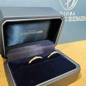 【銀座ダイヤモンドシライシの口コミ】 ストレートラインで真ん中にダイヤが１つあるシンプルなデザインです。
旦…