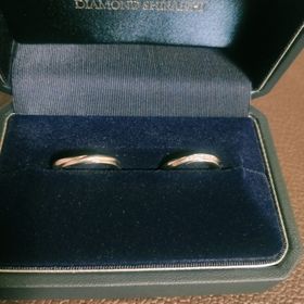 【銀座ダイヤモンドシライシの口コミ】 指輪を見る前はストレートのデザイン希望だったが、実際に試着させていた…