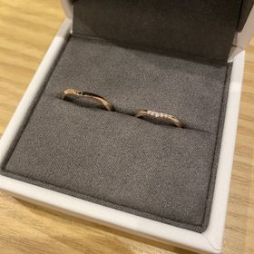 【COEUR D'OR(クゥドール)の口コミ】 婚約指輪との重ね付けをした時、綺麗に見えるものを探していました。シン…