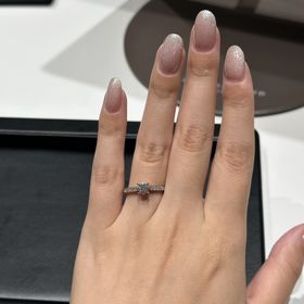 【ラザール ダイヤモンド(LAZARE DIAMOND)の口コミ】 パヴェタイプの婚約指輪を探していました。メレダイヤモンドが輝いており…