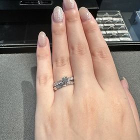 【エクセルコダイヤモンド(EXELCO DIAMOND)の口コミ】 パヴェタイプの婚約指輪を探していました。こちらはミル打ちのクラシカル…