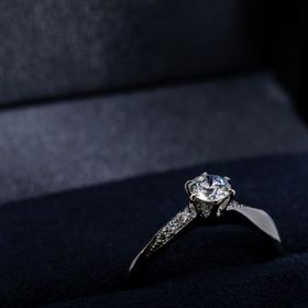 【ラザール ダイヤモンド(LAZARE DIAMOND)の口コミ】 ・指輪のデザインとしては、流れるようなラインとメレダイヤが、メインの…