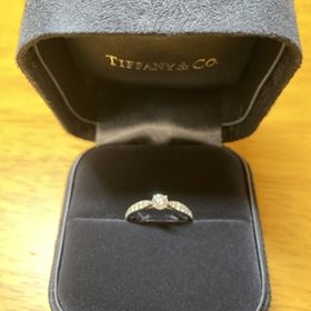 【ティファニー(Tiffany & Co.)の口コミ】 中心のダイヤの周りに小さなダイヤご埋め込まれており、豪華さを演出して…