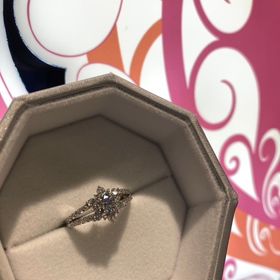 【VENUS TEARS(ヴィーナスティアーズ)の口コミ】 フルオーダーで作成いただいた婚約指輪。0.5ctのダイヤモンド（Dカラー、V…