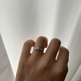 【俄(にわか)の口コミ】 この婚約指輪は一般的な婚約指輪のデザインと違い、形に特徴があるのが個…