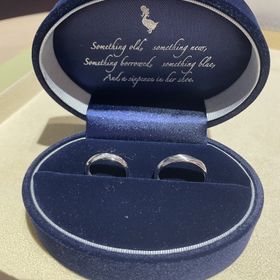 【Something Blue(サムシングブルー)の口コミ】 男性指輪はシンプルだが見た目が良い、また誕生石が入れれることで、さら…