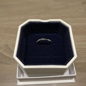 【4℃ BRIDAL(ヨンドシーブライダル)の口コミ】 ダイヤが左右に5個ずつ入っているから、正面から見るとそれほど派手には見…