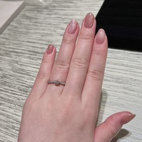 【TRECENTI(トレセンテ)の口コミ】 真ん中にかけてキュッと絞られたデザインがセンターのダイヤをより引き立…