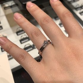 【ラザール ダイヤモンド(LAZARE DIAMOND)の口コミ】 他に見ないデザインで、指輪の横顔が本当に可愛らしいです。

上から見て…