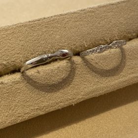 【AMATSU(アマツ)の口コミ】 色々な指輪を見て悩みましたが、どこにも無いデザインだったのでつけてみ…