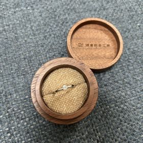 【鎌倉彫金工房の口コミ】 婚約指輪手作りコースにしました。
2.0mmの絞りのデザインを加えて、内側…