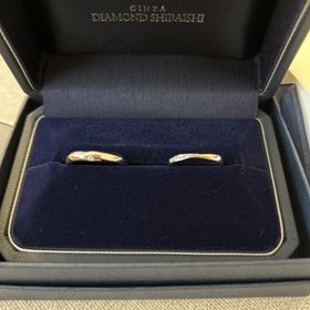 【銀座ダイヤモンドシライシの口コミ】 婚約指輪とかさねづけして綺麗に見えるデザインで決めました。ダイヤモン…