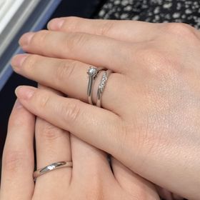 【銀座ダイヤモンドシライシの口コミ】 婚約指輪との重ね付けにも合うような、かつ、日常的に付けていても違和感…