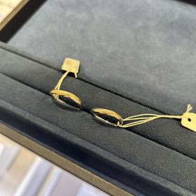 【4℃ BRIDAL(ヨンドシーブライダル)の口コミ】 コンビネーションのデザインを探していたため、こちらを試着。指輪のデザ…