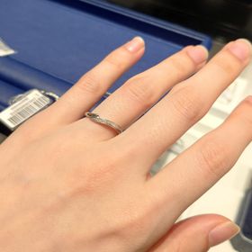 【銀座ダイヤモンドシライシの口コミ】 ぴよっと飛び出た形が印象的で気に入ったためです。色々試着をしている中…