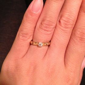 【ブシュロン(BOUCHERON)の口コミ】 色黒のため、もともとゴールドを探していました。やはり憧れのダイヤモン…