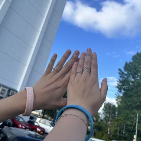 【銀座ダイヤモンドシライシの口コミ】 ダイヤが斜めに入っており、綺麗だと周りからも大変好評です。
ウェーブの…