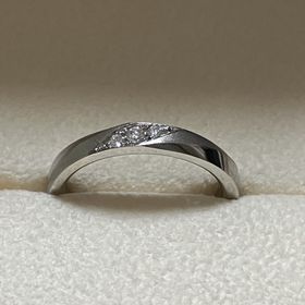 【TANZO.(鍛造指輪)の口コミ】 マット加工の中に3石のデザイン。3石は他のブランドでは少なく、フルオー…