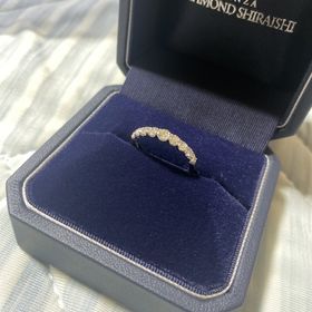 【銀座ダイヤモンドシライシの口コミ】 エタニティリングの特徴である数個のダイヤが並んでおり、指輪全体が輝く…