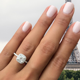 【DIALLURE(ディアリュール)の口コミ】 憧れていたクッションカットに周りもダイヤモンドで囲ったスタイルです。…