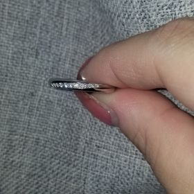 【ラザール ダイヤモンド(LAZARE DIAMOND)の口コミ】 飽きのこないデザインでダイヤモンドが綺麗です。
着け心地もよく細すぎず…